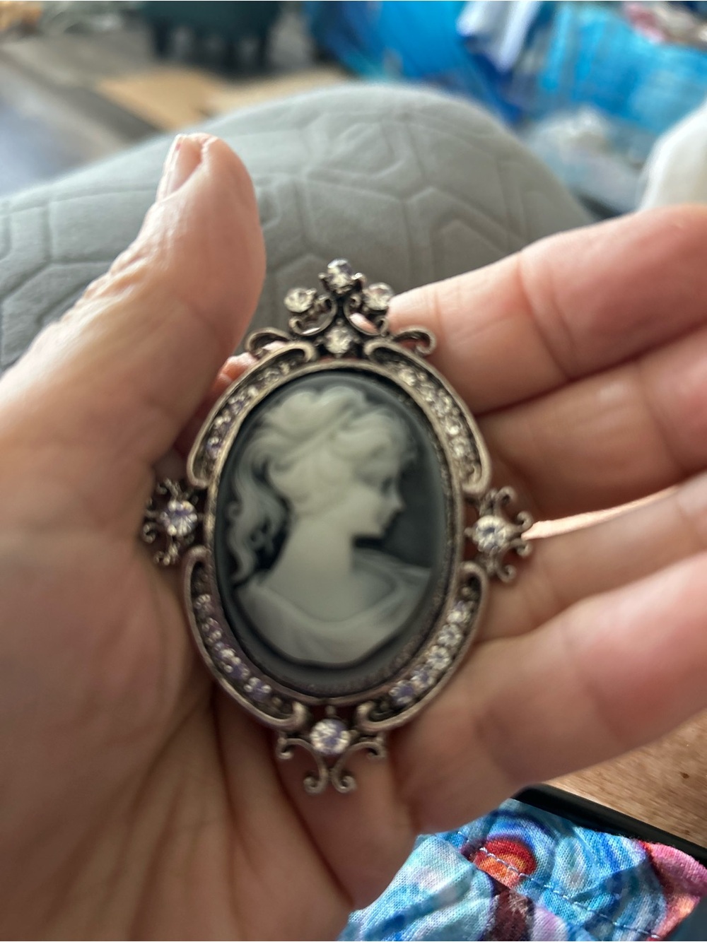 Vintage-Style Black and White Cameo Pendant Brooch Dr 50